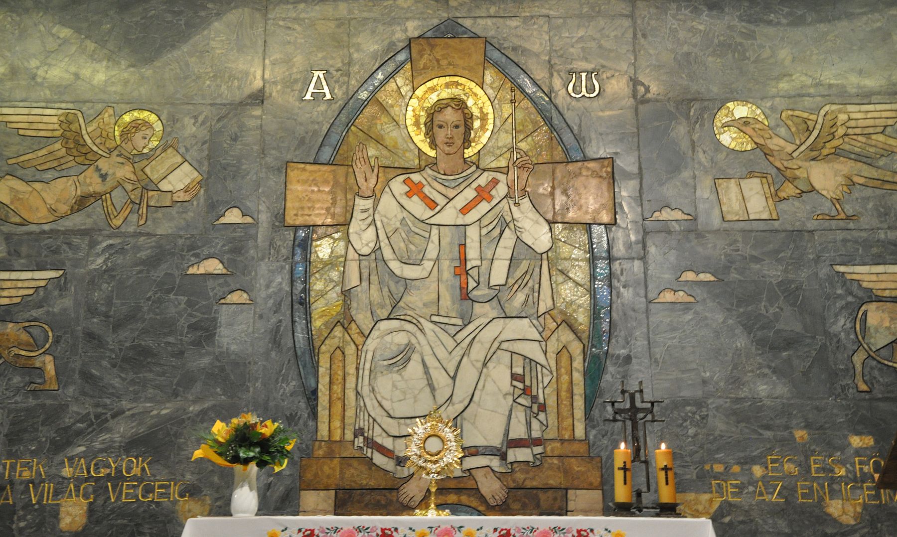 Körmenet és mise a Krisztus Király Napokon - 50 éves a templom hímeskő-mozaik fala